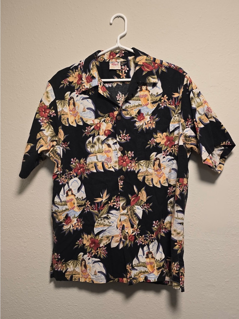 Go Barefoot Men’s Vintage Hawaiian Aloha Shirt Hula Dancers & Tropical Scene